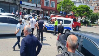 İki otomobilin çarpıştığı kazada maddi hasar oluştu