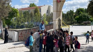 İlkokul öğrencilerinin at sevgisi