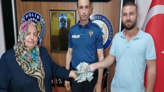 İnsanlık ölmemiş: Çöpte bulduğu 3 bin 200 doları sahibine teslim etti