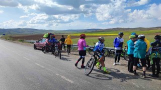 İranlı turistler Van Gölüne dikkat çekmek için pedal çevirdi