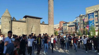 İranlı yerel sanatçı kent meydanında coşturdu