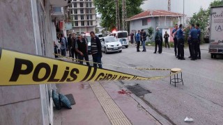 İş yerinin önünde uğradığı silahlı saldırıda ağır yaralandı