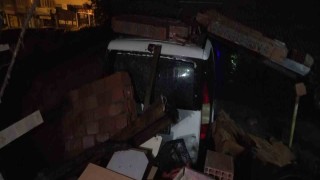 İstinat duvarı çöktü, 6 araç altında kaldı
