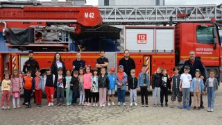 İtfaiyeci amcalarına yaptıkları resimleri hediye ettiler