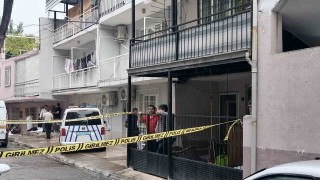 İzmir Bayraklıdaki bir evde 3 şahsın cansız bedeni bulundu. Şahısların cesetlerinin parçalara ayrılmış vaziyette derin dondurucuda bulunduğu öğrenildi.