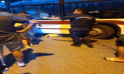 İzmirde 25 yaşındaki genç otobüsün altında kaldı