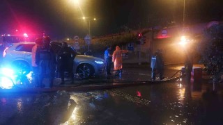 İzmiri sel vurdu: Araçlar suya gömüldü, yol trafiğe kapatıldı