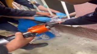 Kafası demir korkuluklara sıkışan çocuk kurtarıldı