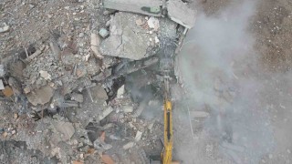 Kahramanmaraşta ağır hasarlı binaların yıkımı sürüyor