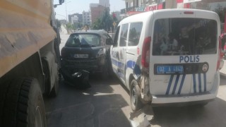 Kamyon kırmızı ışıkta bekleyen araçlara çarptı