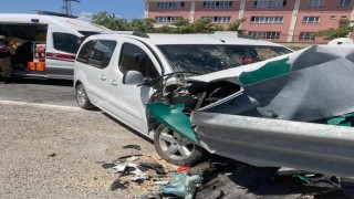 Kamyonet bariyerlere saplandı: 3 yaralı