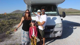 Karavanları ile dünya turuna çıkan Fransız aile Meke Gölünde kamp yaptı