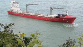 Karaya oturan yük gemisindeki konteynerler tahliye edildi