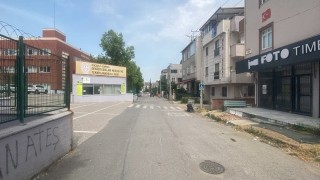 Karnesini alan öğrenci okul önünde arkadaşı tarafından tabanca ile vuruldu