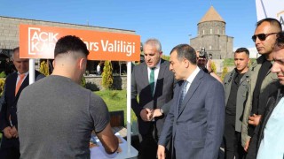 Karsta Açık Kapı standı açıldı