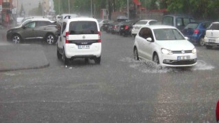 Karsta cadde ve sokaklar sular altında kaldı