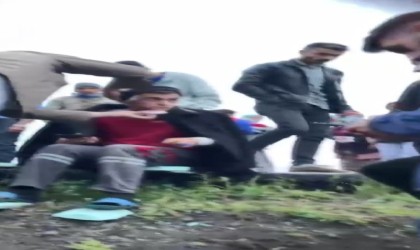 Karsta kamyon devrildi, gıda maddeleri etrafa savruldu