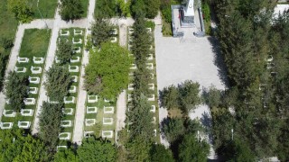 Karsta mezarlıklarda bayram temizliği