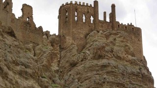 Kartal yuvasına benzeyen Hoşap Kalesinde restorasyona başlandı