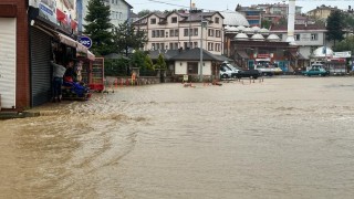 Kastamonuda sel: Araçlar suda sürüklendi, ev ve işyerlerini su bastı