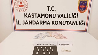 Kastamonuya getirdiği uyuşturucu maddeyi piyasaya sürmek isteyen şahıs gözaltına alındı