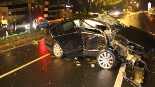 Kayseride ağaca çarpan otomobilin motoru karşı şeride uçtu: 2 ağır yaralı