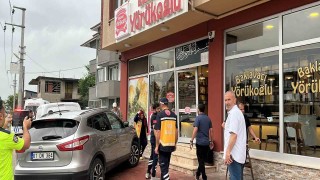 Kazada araç baklava dükkanının çerçevesine çarpıp durdu