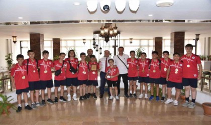 Kazandıkları kupayı Başkan Kaydaya götürdüler