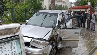 Kazaya karışan otomobil çöp konteynerlerine çarparak durabildi