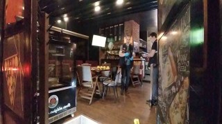 Kendilerini uyaran işyeri sahibini bıçakladılar