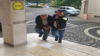 Kendisini bıçaklayan oğlunu tüfekle vurup yaraladı