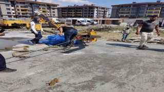 Kırılan vinç kolunun altında kalan bir kişi hayatını kaybetti