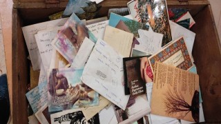 Kitapların arasında kalmış hatıralar bu bavulda saklanıyor