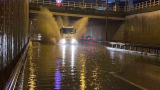 Kocaelide etkili olan yağmur caddeleri sular altında bıraktı