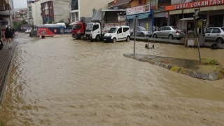 Kocaelide yağmur caddeleri göle çevirdi