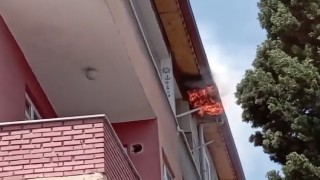 Kocaelinde 4 katlı binanın çatısında yangın çıktı