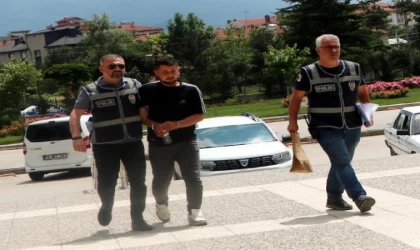 Komşu iş yeri sahibini tabanca ile vurarak yaralayan oto yıkamacı adliyede