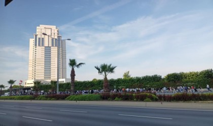 Konser için yüzlerce metrelik kuyruk