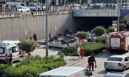 Kontrolden çıkan araç köprülü kavşaktan düştü