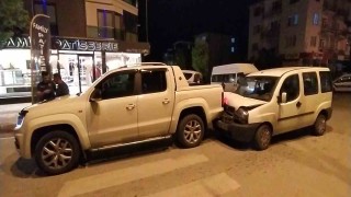 Kontrolden çıkan araç park halindeki kamyonete çarptı: 1 yaralı