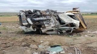 Kontrolden çıkan hafriyat kamyonu devrildi, sürücü yaralandı