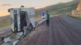 Kontrolden çıkan kamyon yan yattı, 2 kişi yaralandı