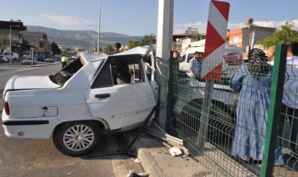 Kontrolden çıkan otomobil aydınlatma direğine çarptı: 3 yaralı