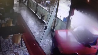 Kontrolden çıkan otomobil balık lokantasına girdi: O anlar kamerada