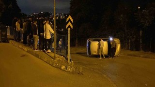 Kontrolden çıkan otomobil sokağın ortasına yan yattı