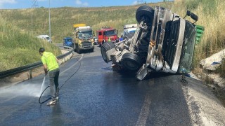 Kontrolden çıkan tır yan yattı: Kimyasal madde yola saçıldı