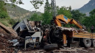 Kontrolden çıkan vinç ağaca çarptı: 2 ağır yaralı