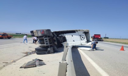 Konyada çekici devrildi: 5 yaralı