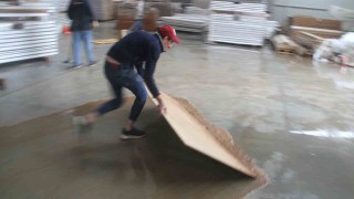 Konyada göle dönüşen yollarda araçlar mahsur kaldı, fabrikaları su bastı