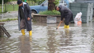 Konyada sağanak yağış caddeleri göle çevirdi